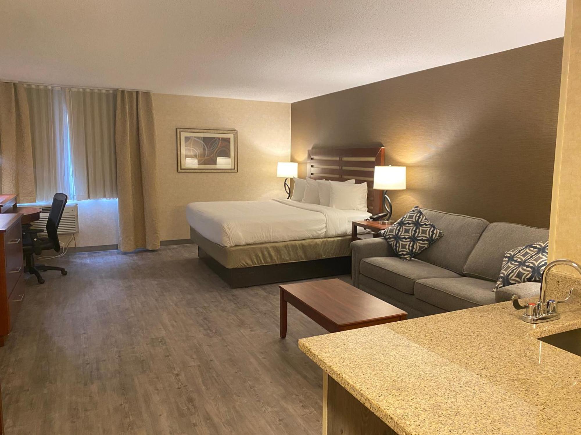 Wyndham Garden Grand Rapids Airport Hotel Exterior photo