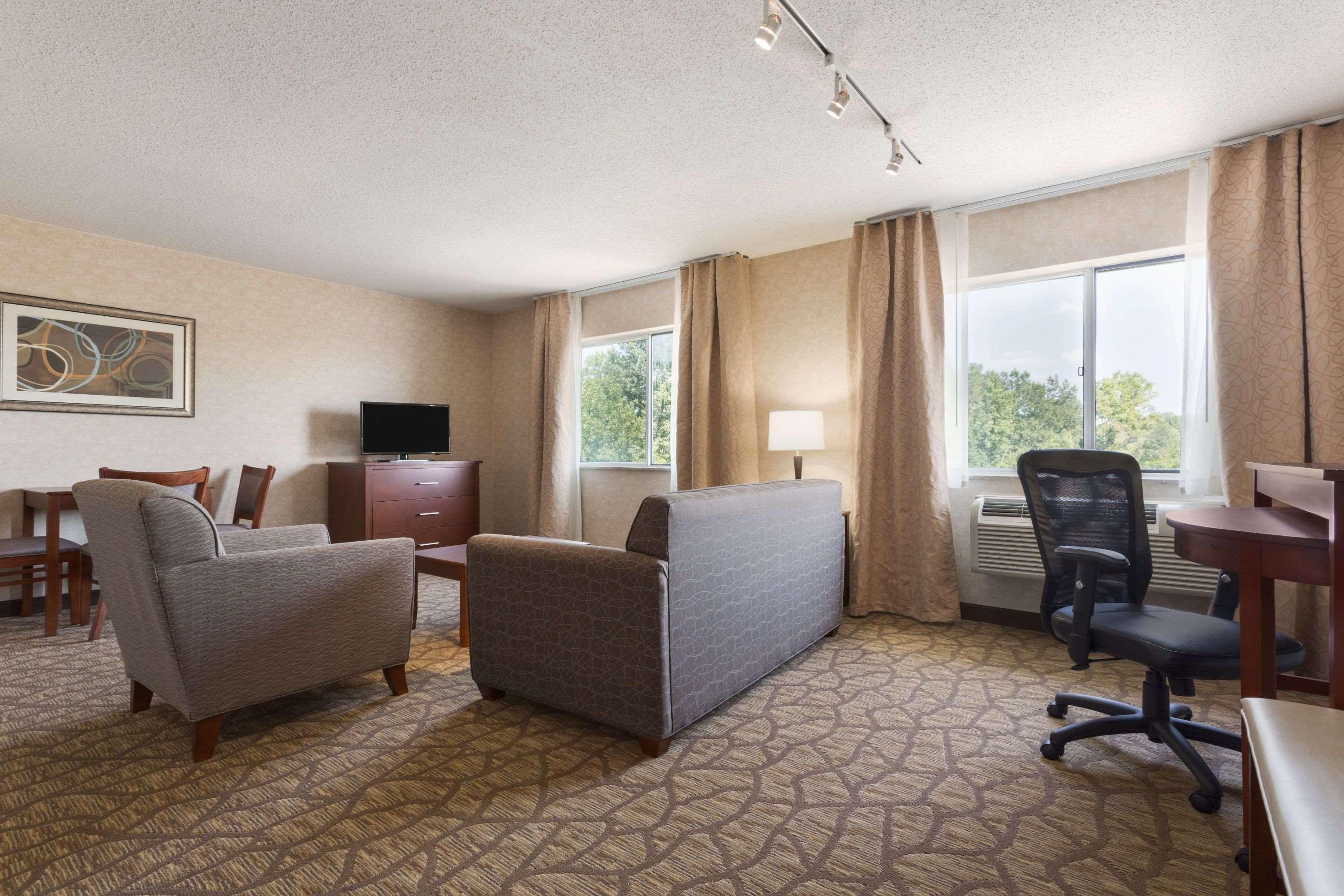 Wyndham Garden Grand Rapids Airport Hotel Exterior photo