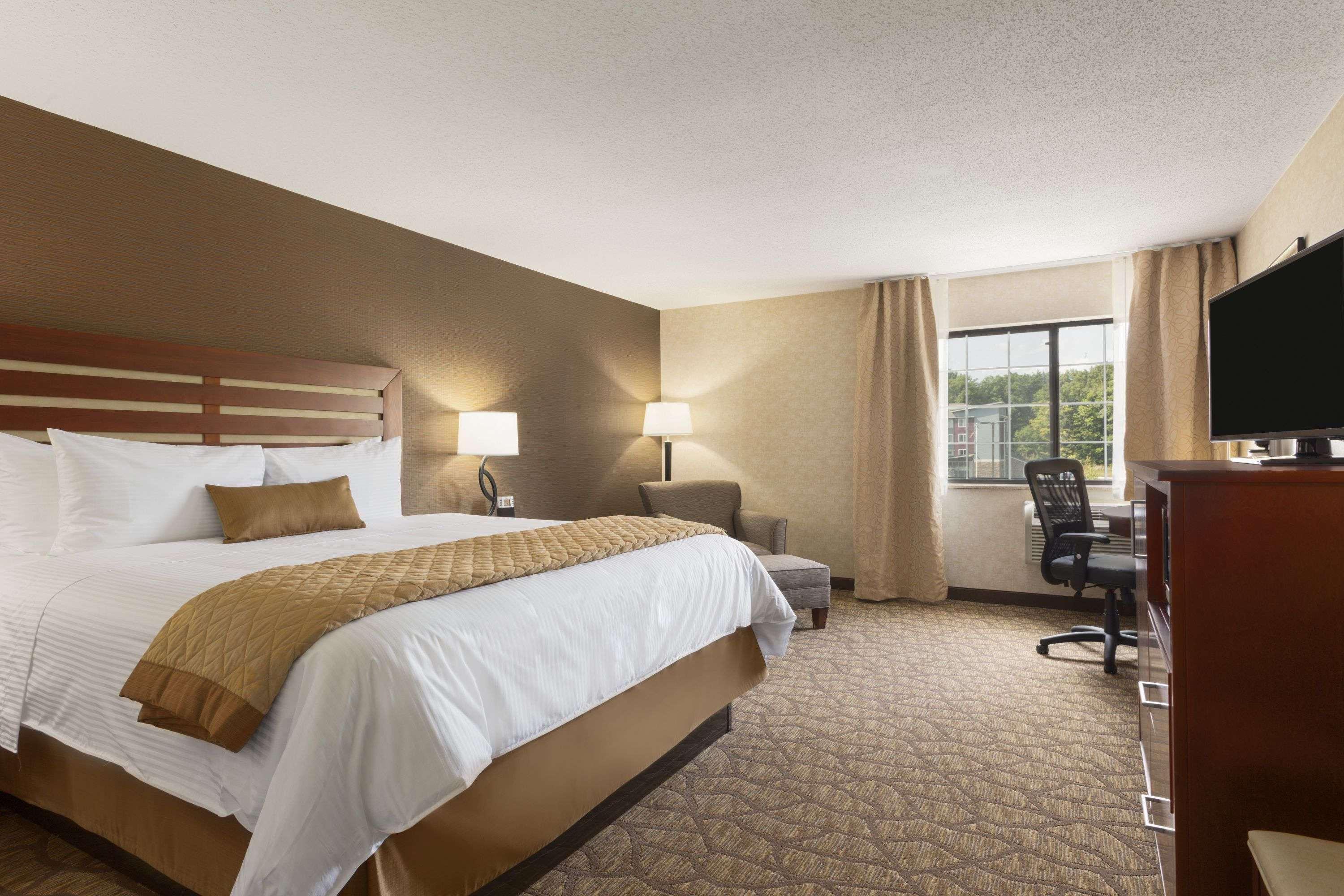 Wyndham Garden Grand Rapids Airport Hotel Exterior photo