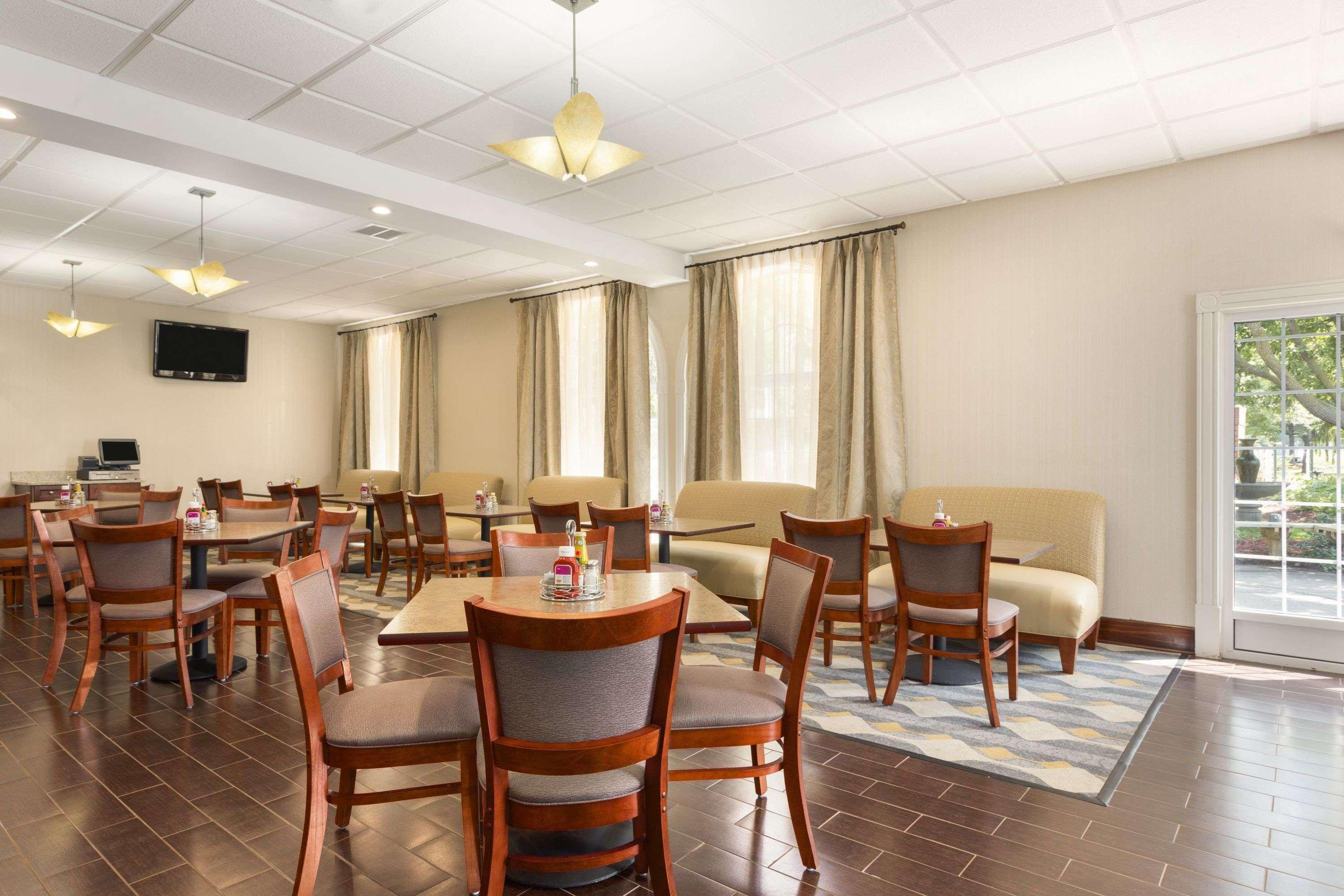 Wyndham Garden Grand Rapids Airport Hotel Exterior photo
