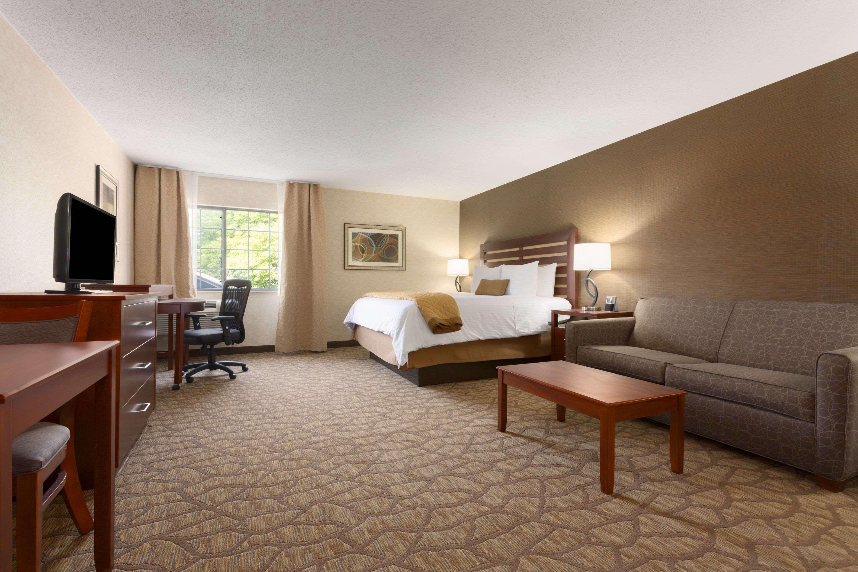 Wyndham Garden Grand Rapids Airport Hotel Exterior photo