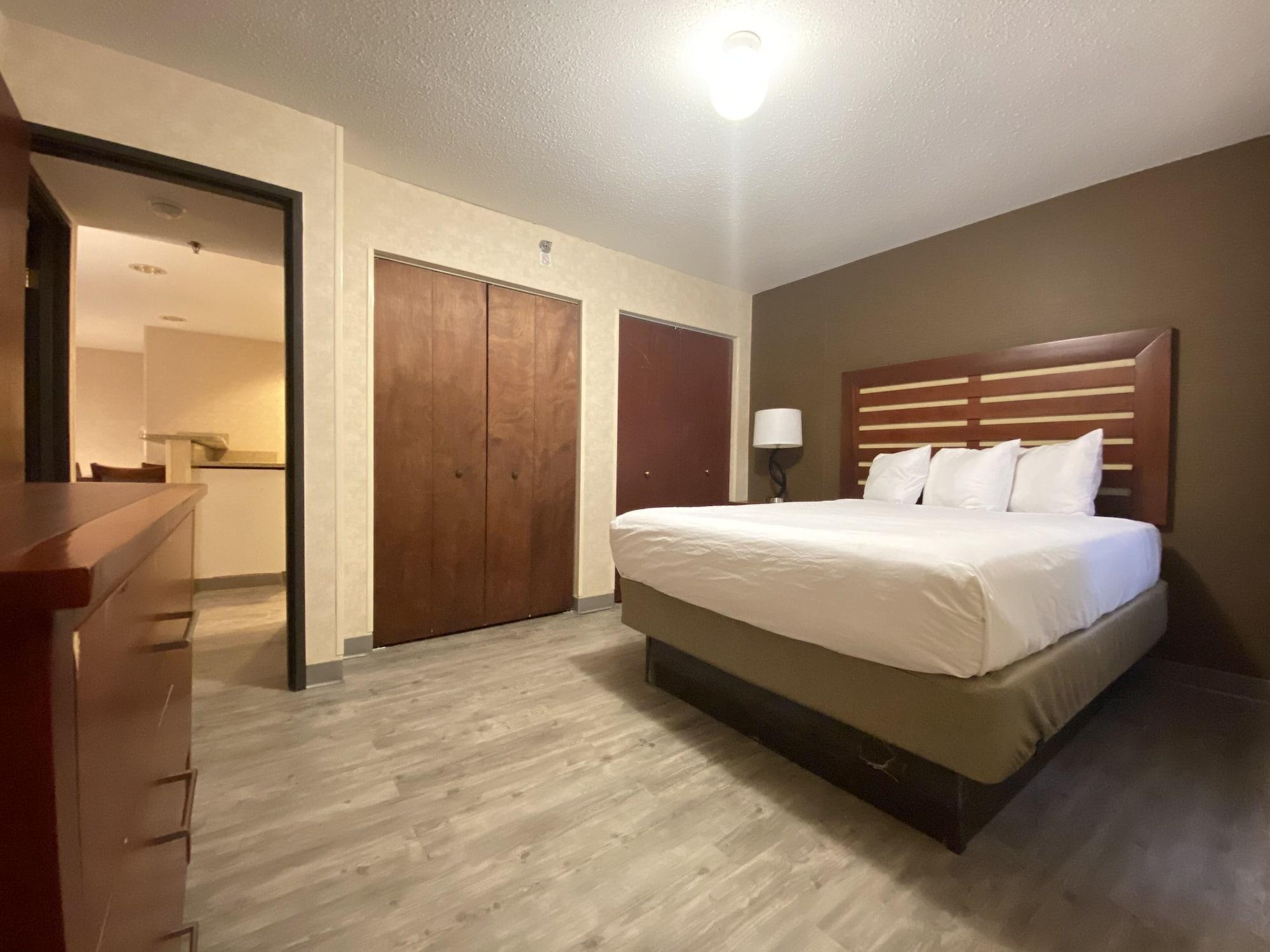 Wyndham Garden Grand Rapids Airport Hotel Exterior photo